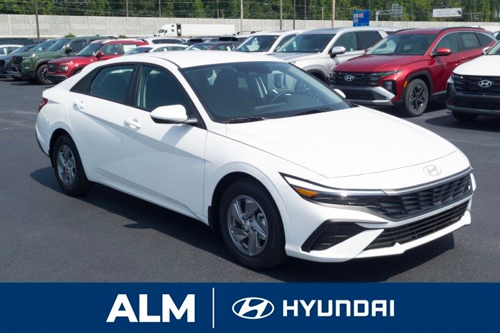New 2026 White Hyundai SE image 4