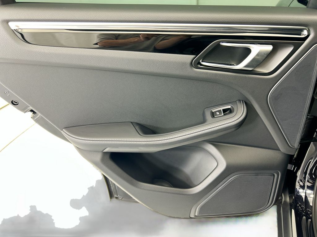 Thumbnail: 2026 Porsche Macan - 26