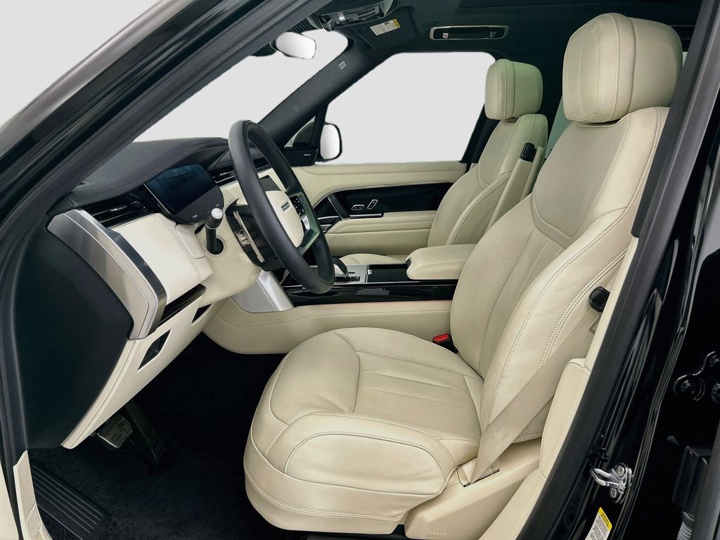 Used 2025  Land Rover SE image 18