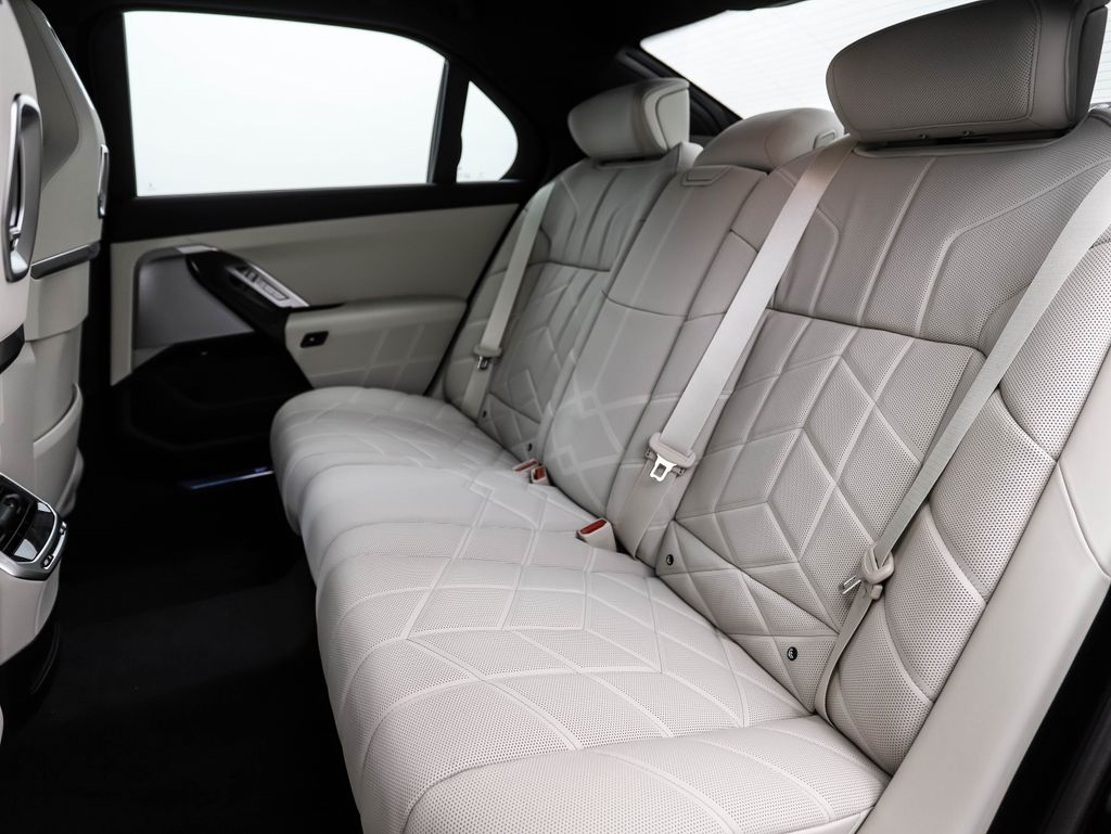 2025 BMW i7 xDrive60 23