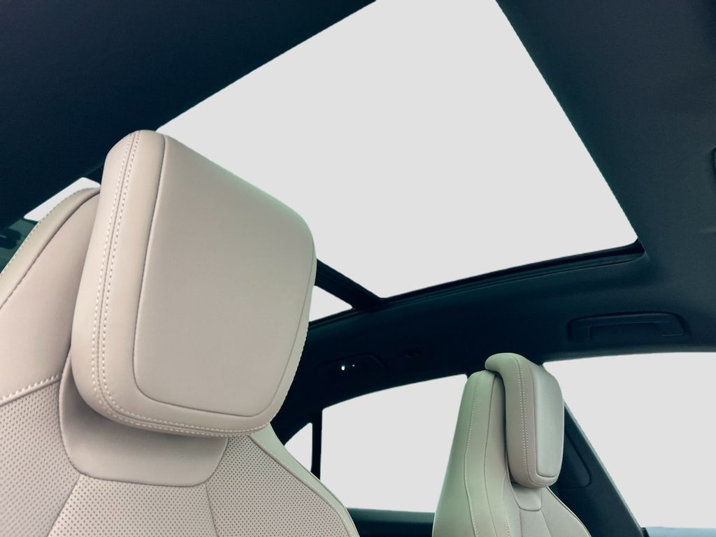 Thumbnail: 2025 Porsche Macan - 21