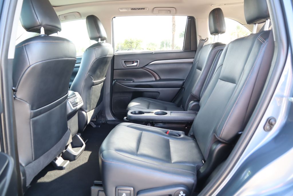 Thumbnail: 2019 Toyota Highlander - 20
