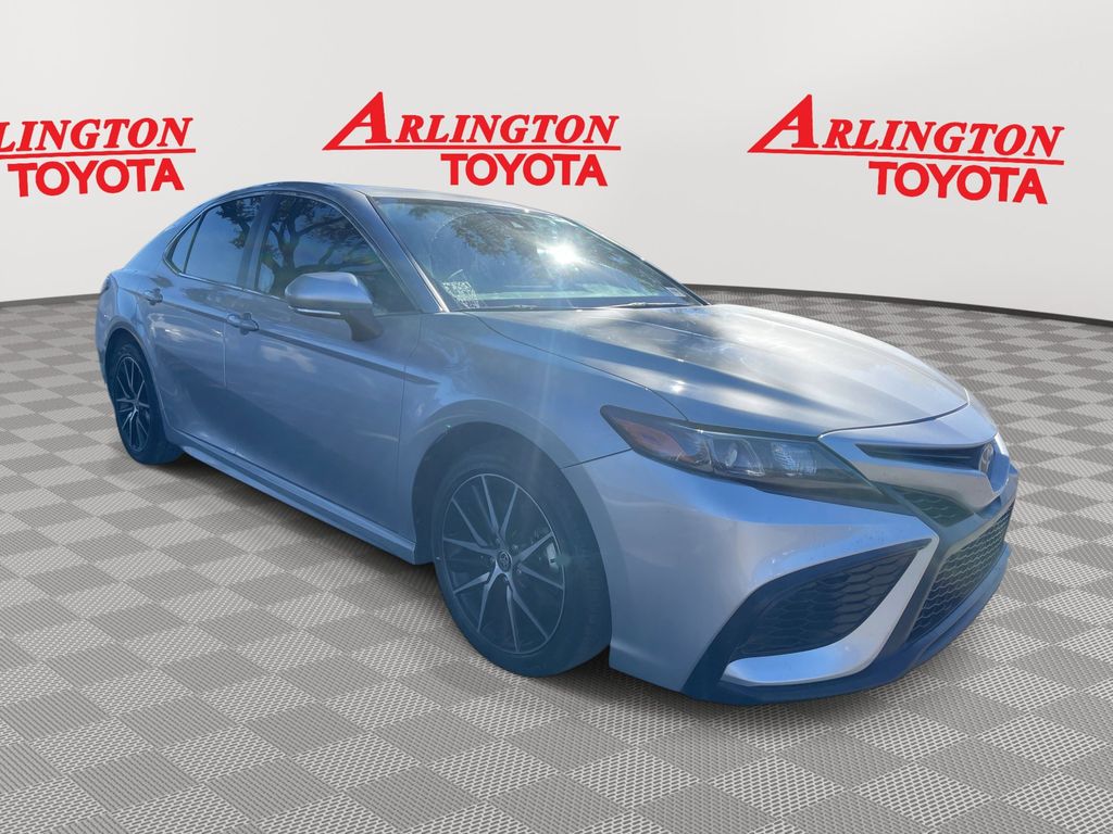 2024 Toyota Camry SE's photo