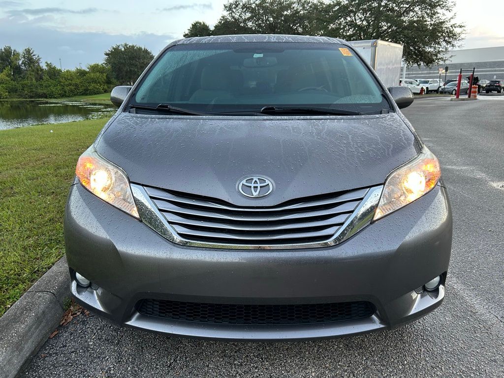 Thumbnail: 2017 Toyota Sienna - 8