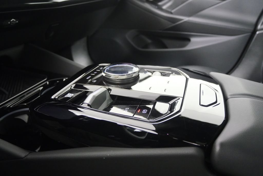 Thumbnail: 2025 BMW 5 Series - 28