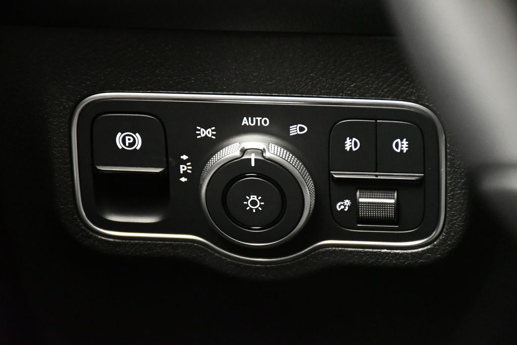 Thumbnail: 2026 Mercedes-Benz GLB - 21