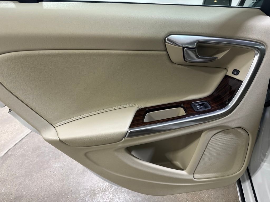 Used 2015 White Volvo T5 Premier image 20