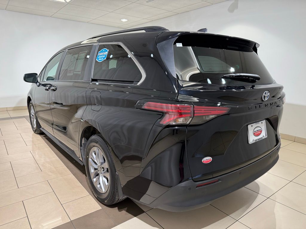 Thumbnail: 2022 Toyota Sienna - 3