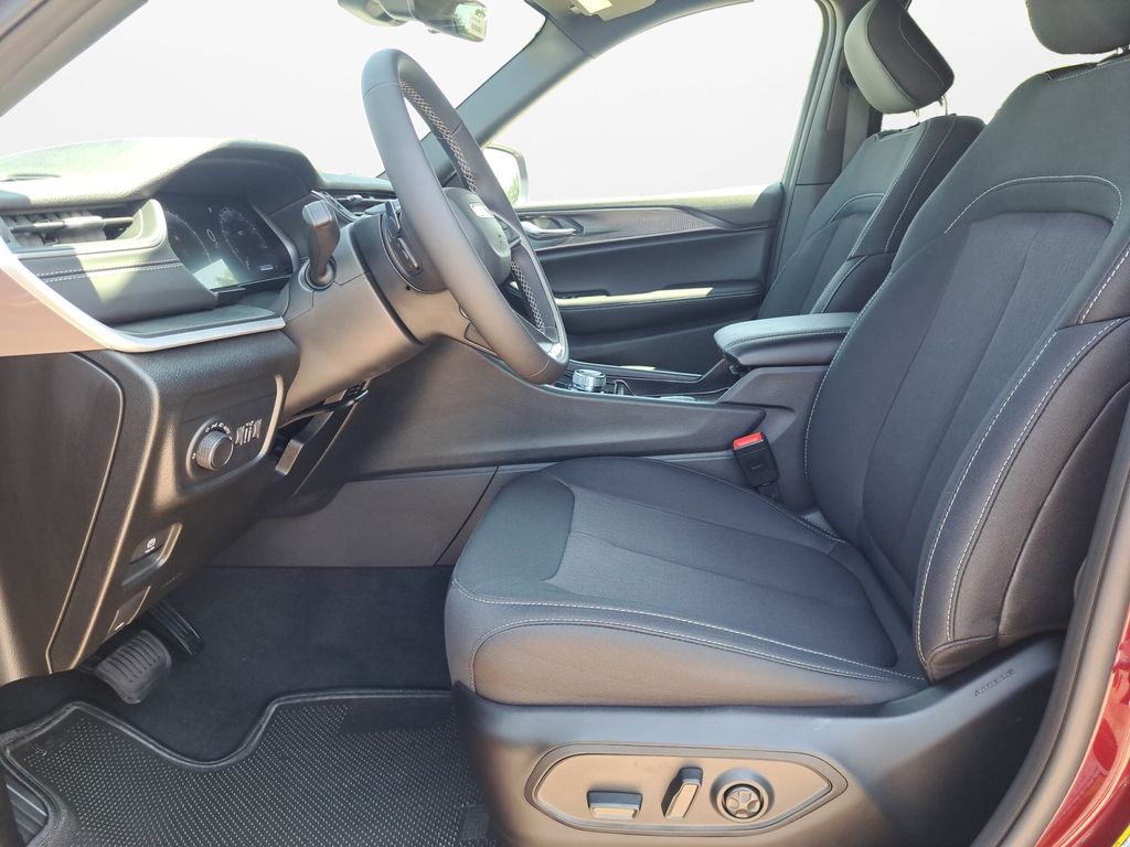 New Car 2025 Jeep Grand Cherokee L  Laredo For Sale In Austin, Texas
