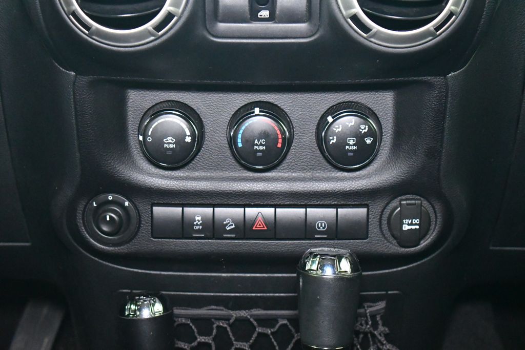 Thumbnail: 2017 Jeep Wrangler - 15