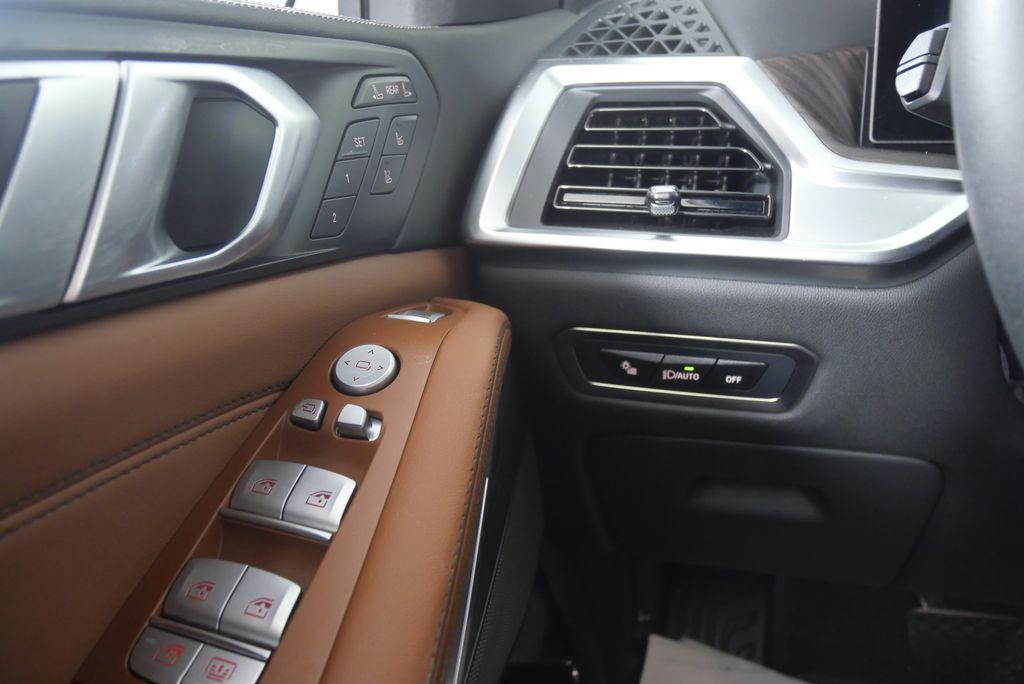 2024 BMW X7 xDrive40i 21
