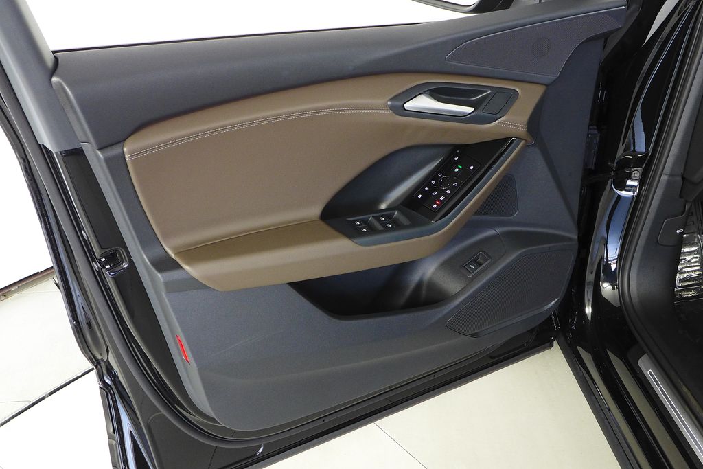 Thumbnail: 2025 Audi Q6 e-tron - 11