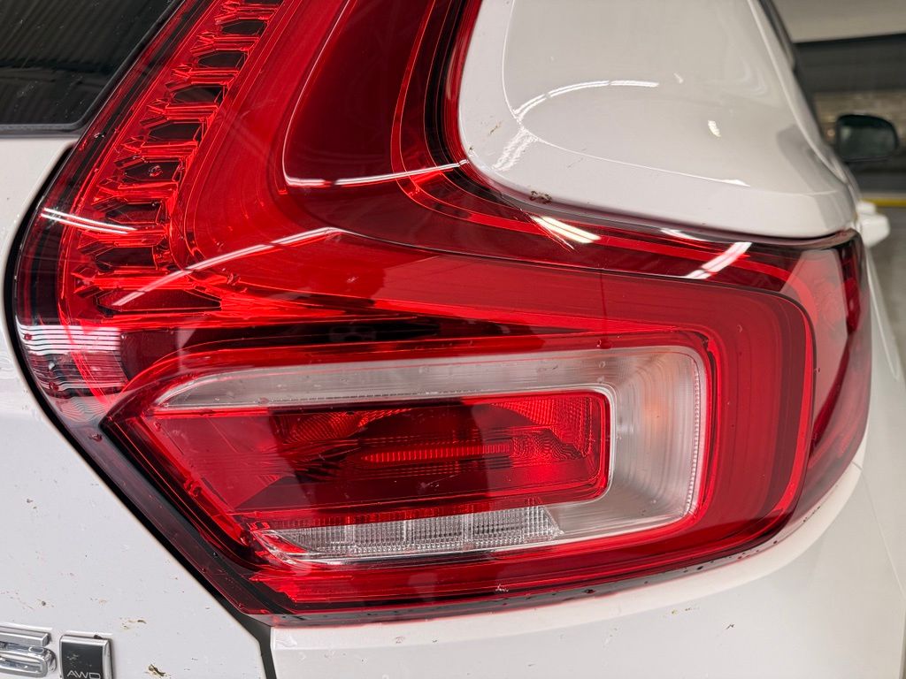 Thumbnail: 2025 Volvo XC40 - 5