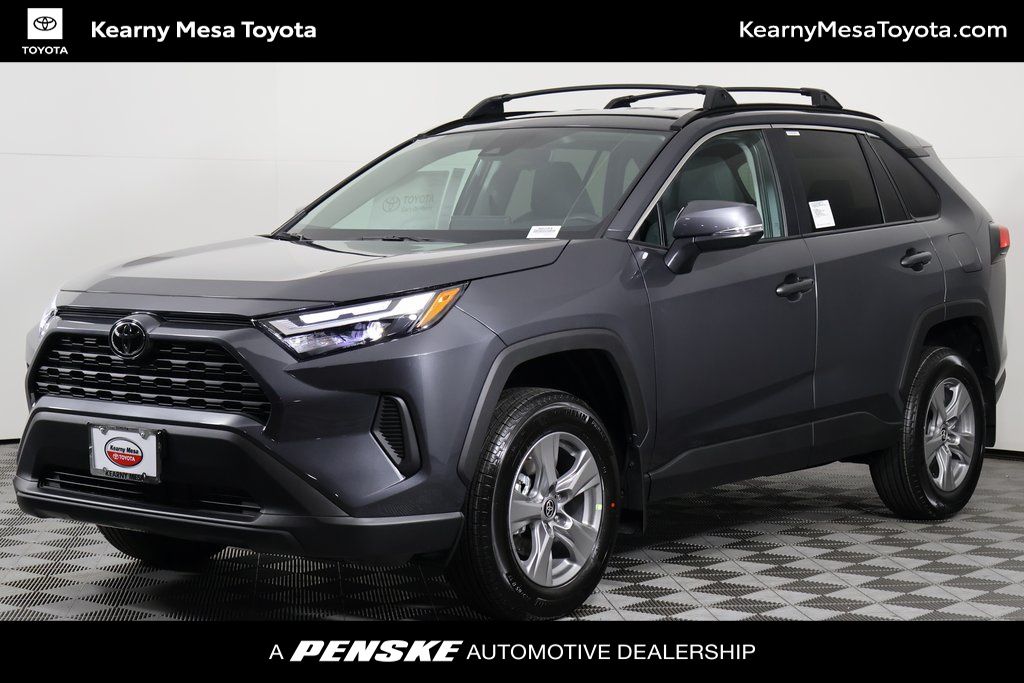 2025 Toyota RAV4 XLE's photo