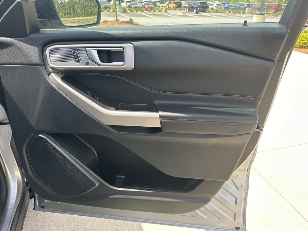2023 Iconic Silver Metallic Ford Explorer Limited RWD SUV