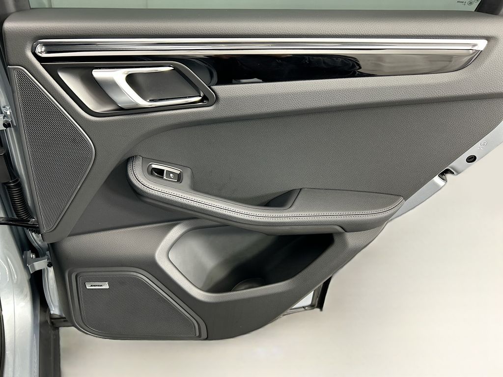 Thumbnail: 2026 Porsche Macan - 28