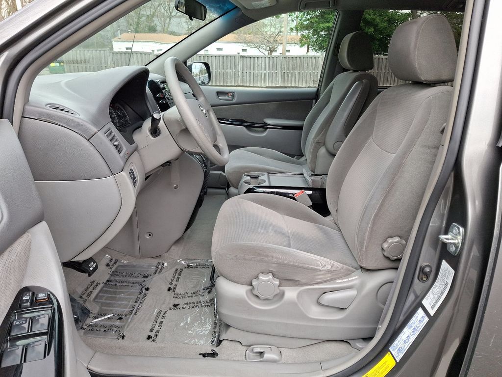 2004 Toyota Sienna CE 13