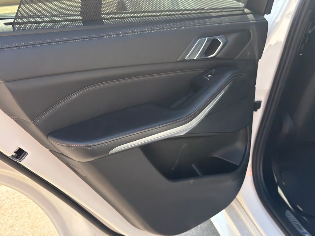 Used 2020 White BMW xDrive40i image 21