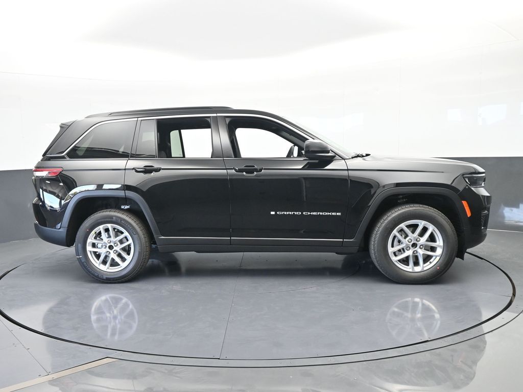 New 2026 Diamond Black Crystal Pearlcoat Jeep Laredo image 7