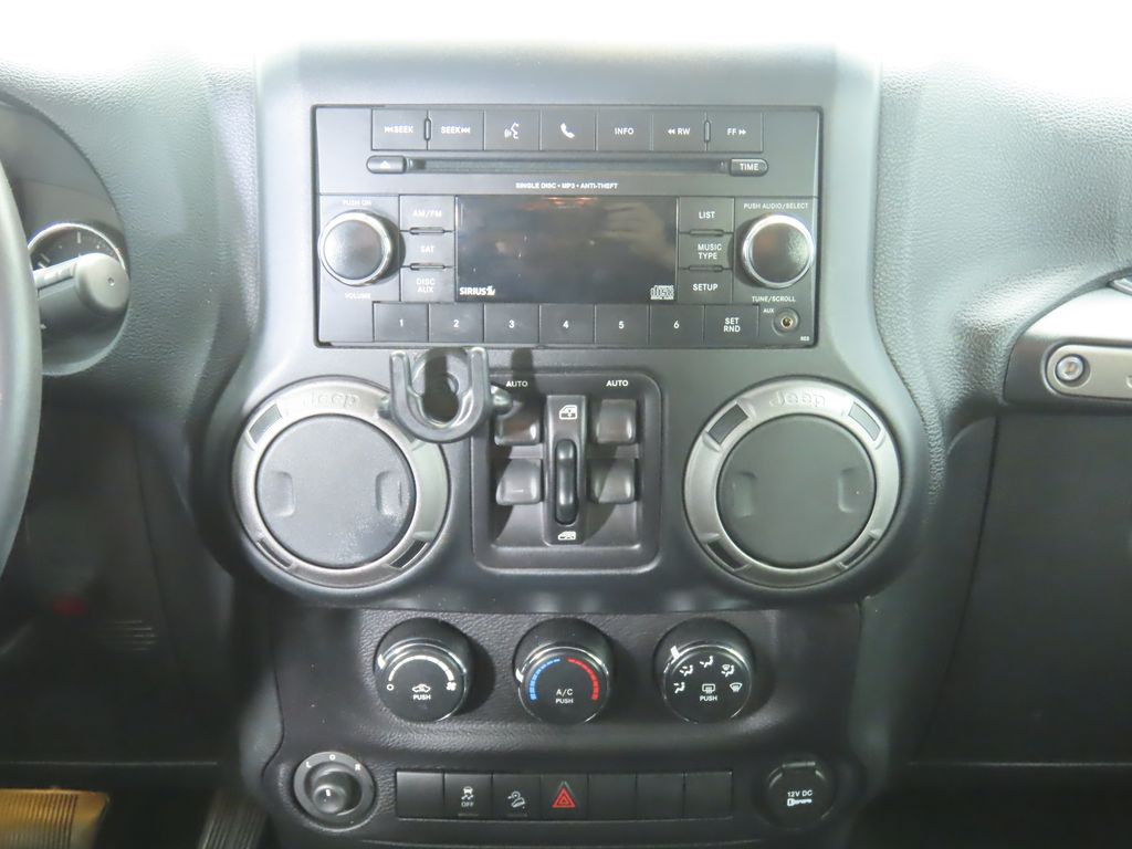 2015 Jeep Wrangler Unlimited Sport 14