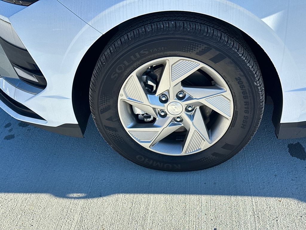 New 2025 White Hyundai SE image 12