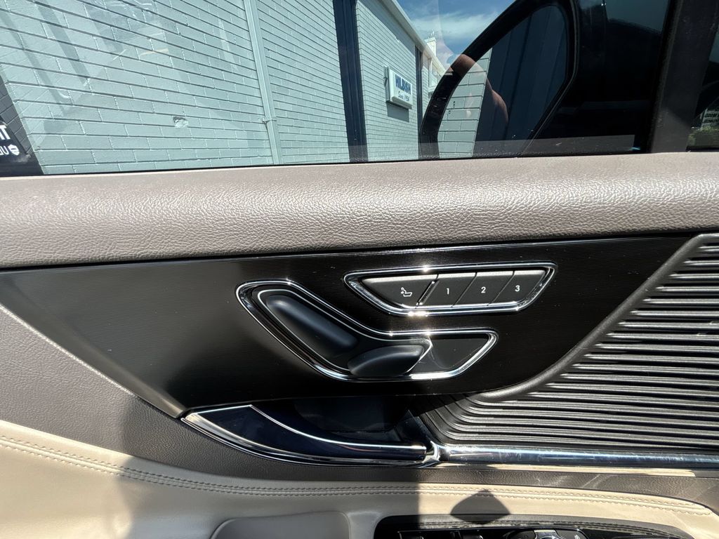Used 2021 Blue Lincoln Standard image 14