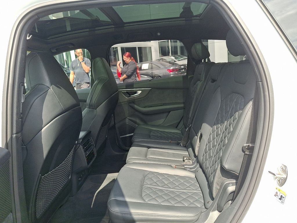 Thumbnail: 2025 Audi SQ7 - 10