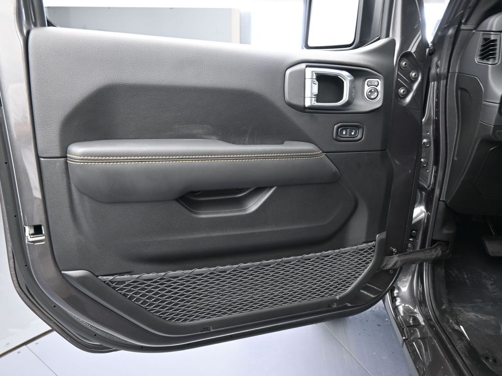 New 2026 Granite Crystal Metallic Clearcoat Jeep Sahara image 15