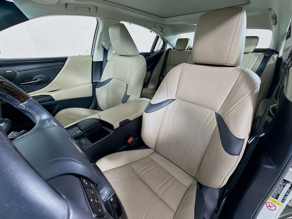 Thumbnail: 2019 Lexus ES - 21
