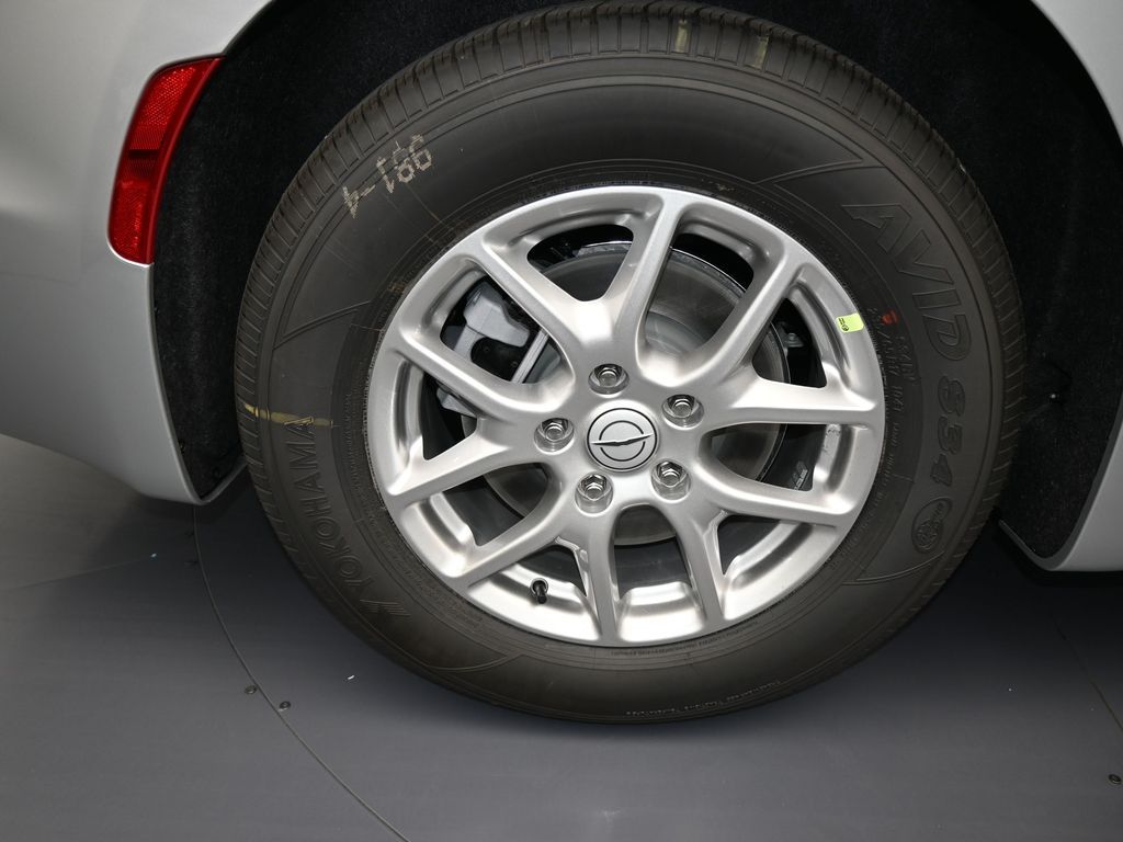 New 2026 Silver Mist Clearcoat Chrysler LX image 36