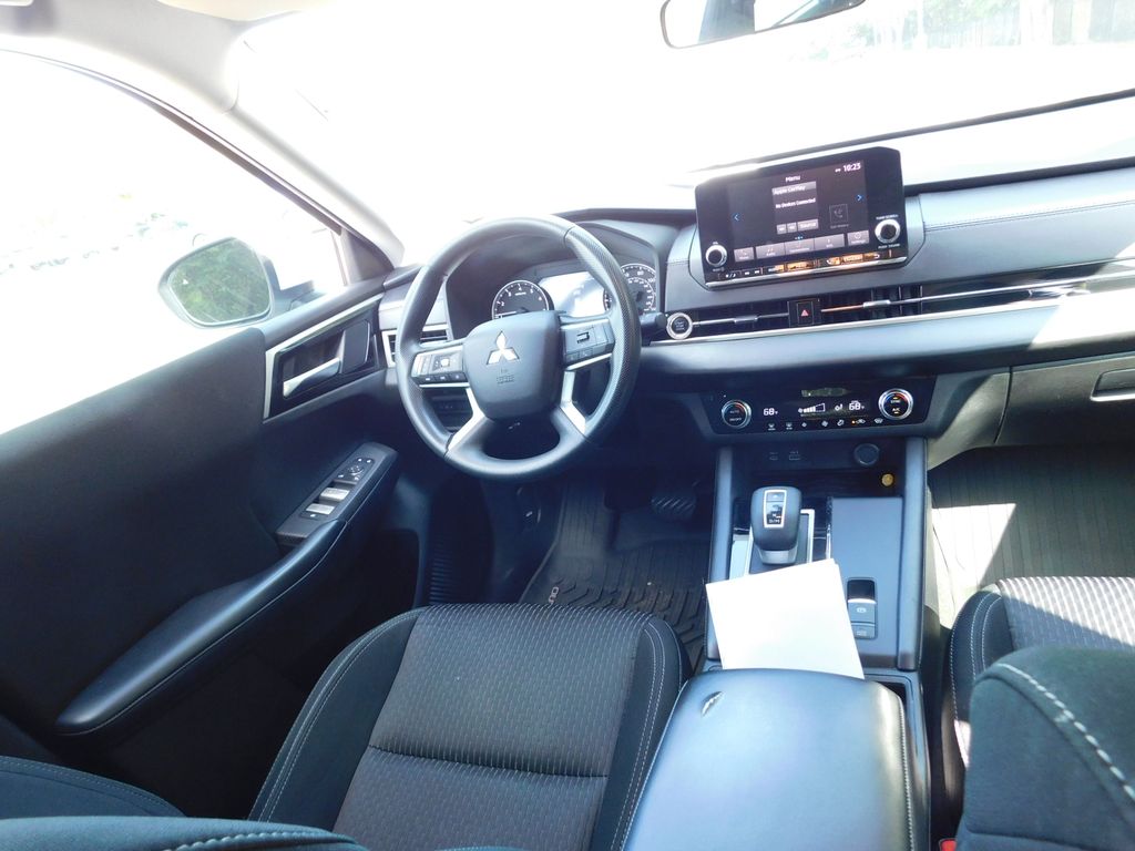 Thumbnail: 2022 Mitsubishi Outlander - 6