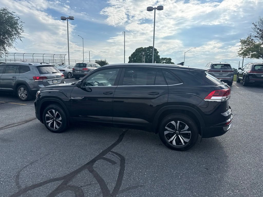 2024 Volkswagen Atlas Cross Sport 2.0T SE Black at Subaru and VW of Moon Township