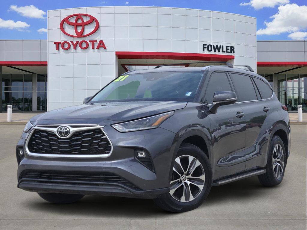 Magnetic Gray Metallic 2021 Toyota Highlander XLE FWD SUV / Crossover Front-Wheel Drive 8-Speed Automatic