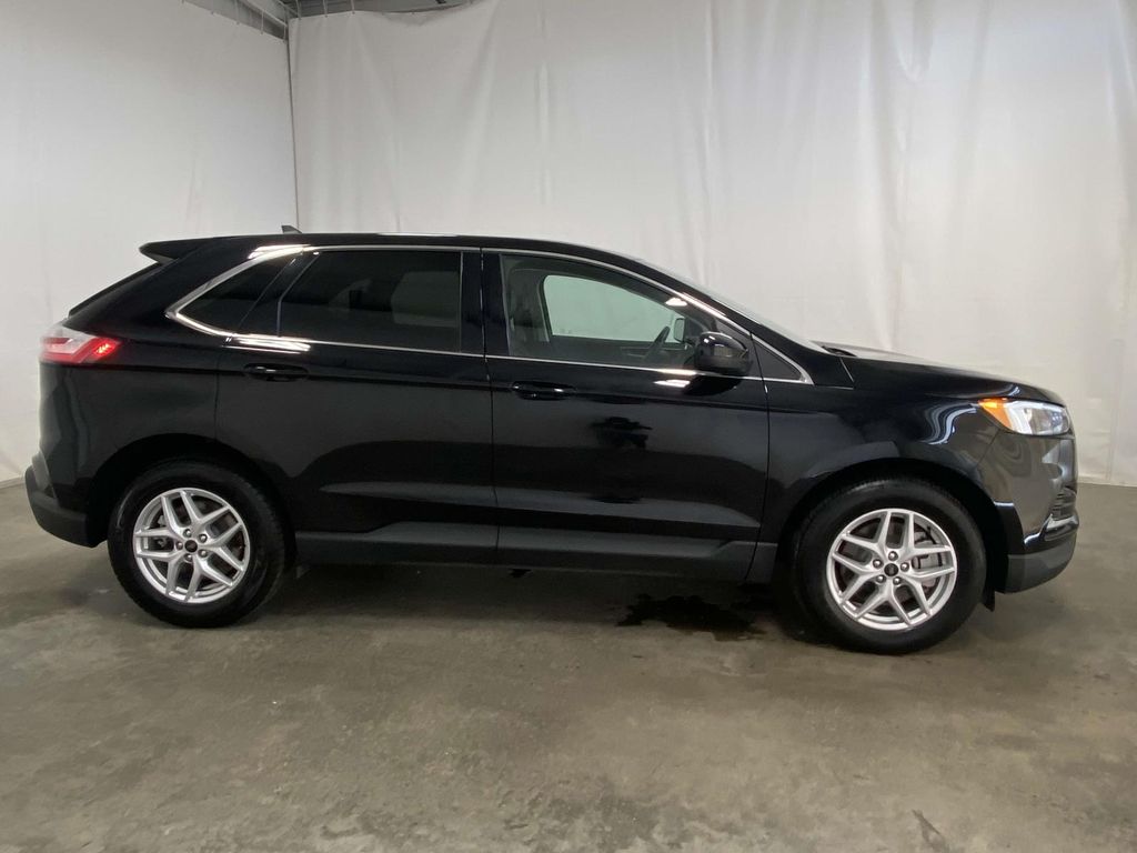 2024 Ford Edge SEL photo 2