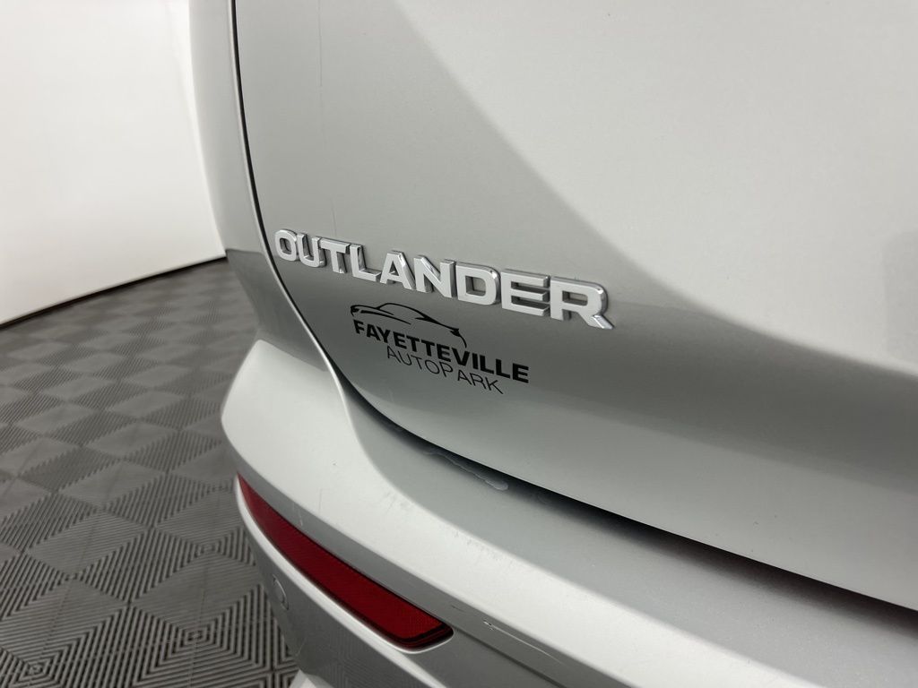 Thumbnail: 2024 Mitsubishi Outlander - 3