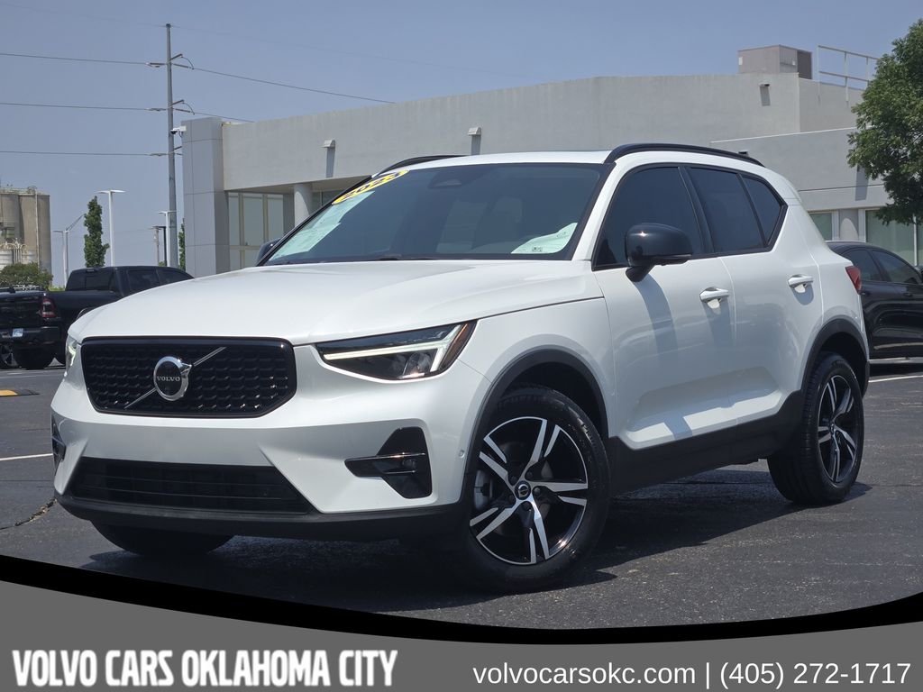 2023 Volvo XC40 B4 Plus Dark Theme