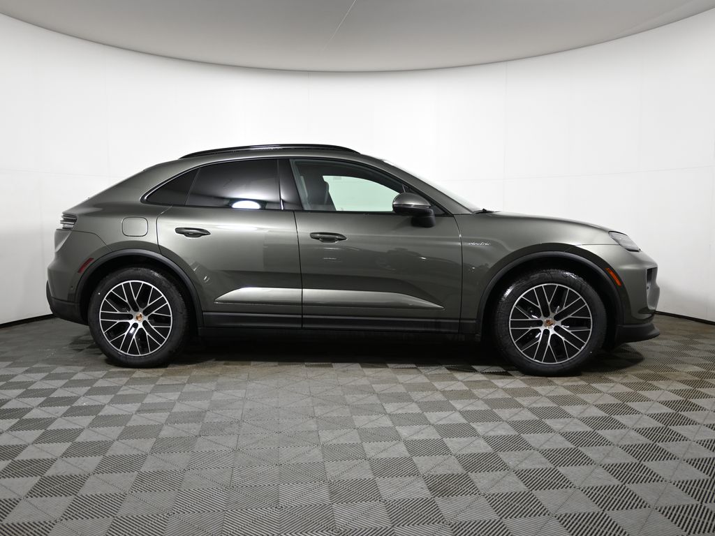 Thumbnail: 2026 Porsche Macan - 8