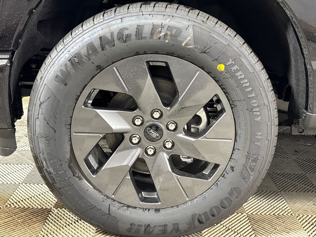 2025 Ford F-150 Lightning photo 4