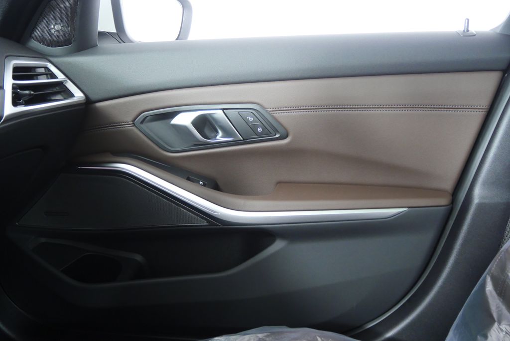 Thumbnail: 2025 BMW 3 Series - 24