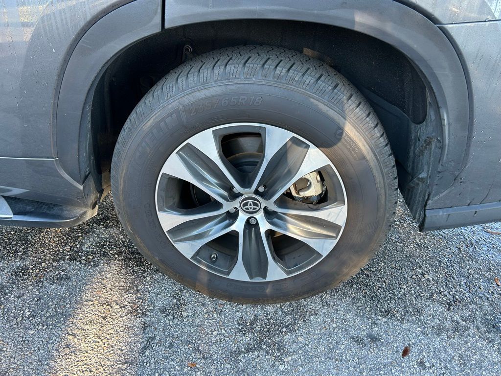 Thumbnail: 2023 Toyota Highlander - 9