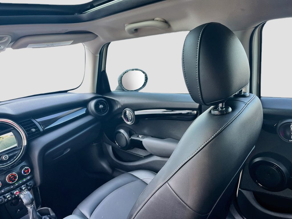 Used 2019 White MINI Classic image 23
