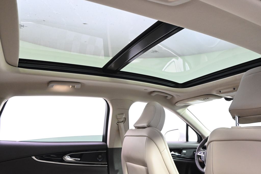 Certified Used 2023 White Lincoln Reserve image 17