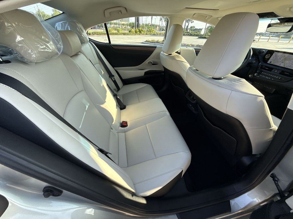 Thumbnail: 2025 Lexus ES - 17