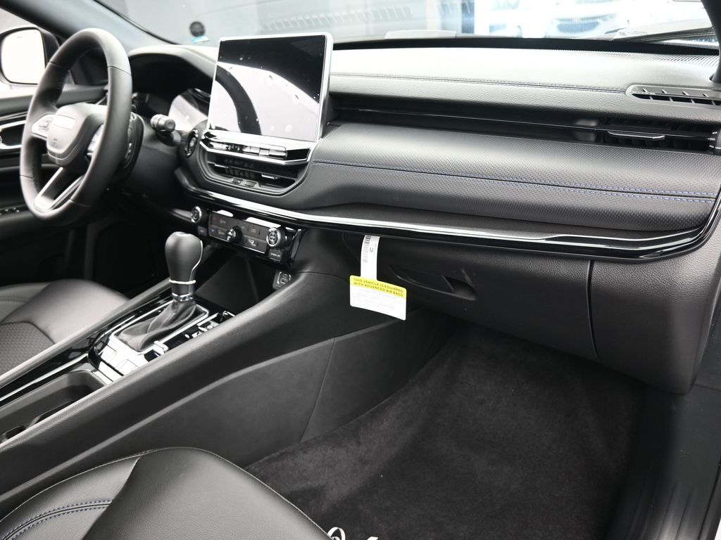 New 2026 bright white clearcoat Jeep Latitude image 37