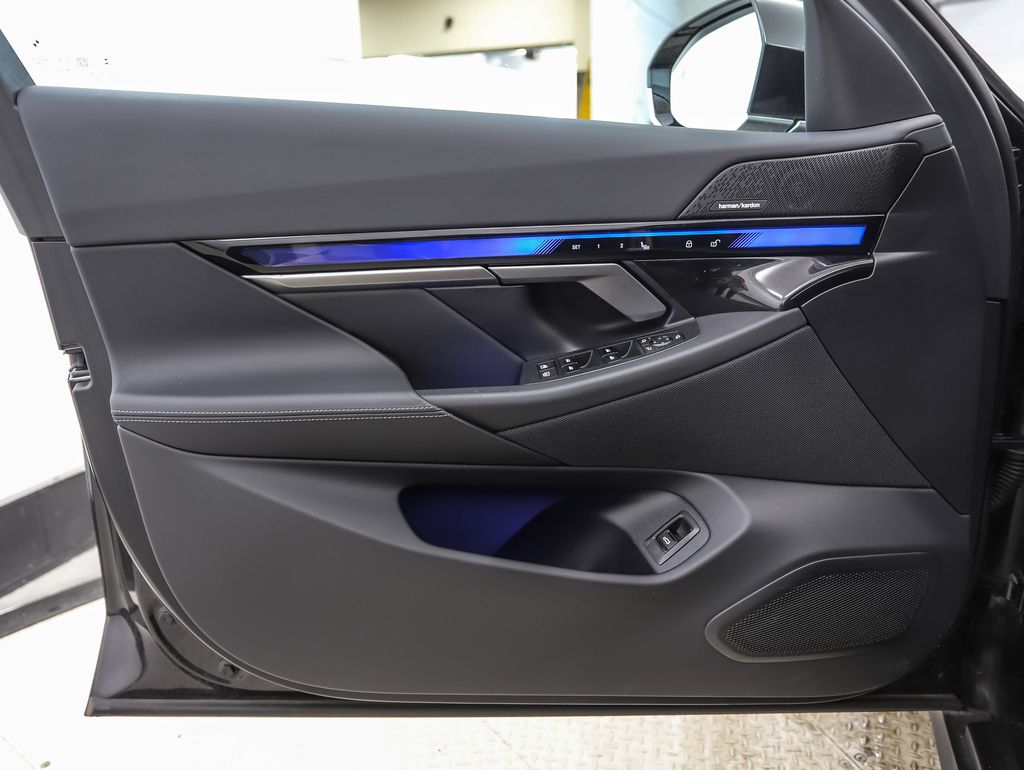 Thumbnail: 2025 BMW i5 - 9