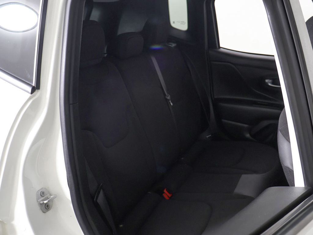 Used 2018 White Jeep Latitude image 27