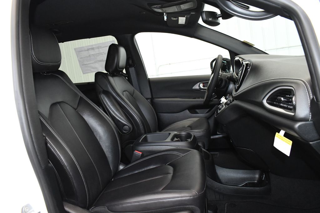 Used 2026 White Chrysler Select image 25