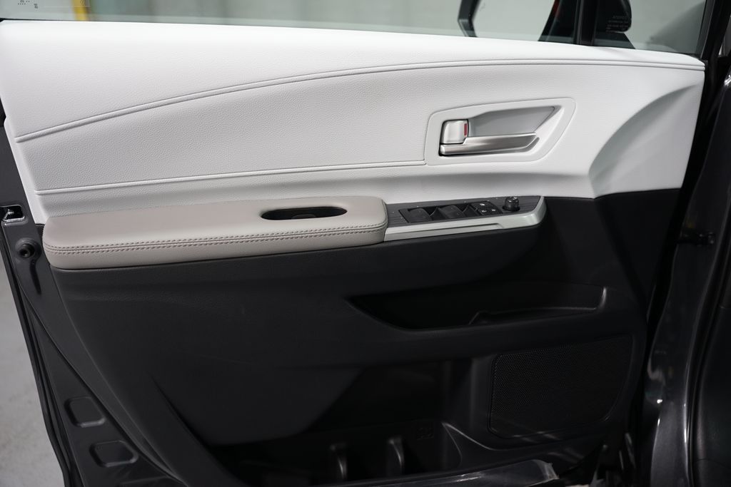 2025 Toyota Sienna XLE 31