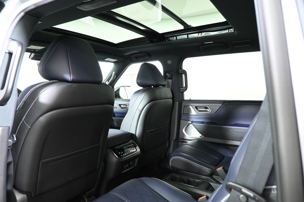 Thumbnail: 2026 INFINITI QX80 - 27