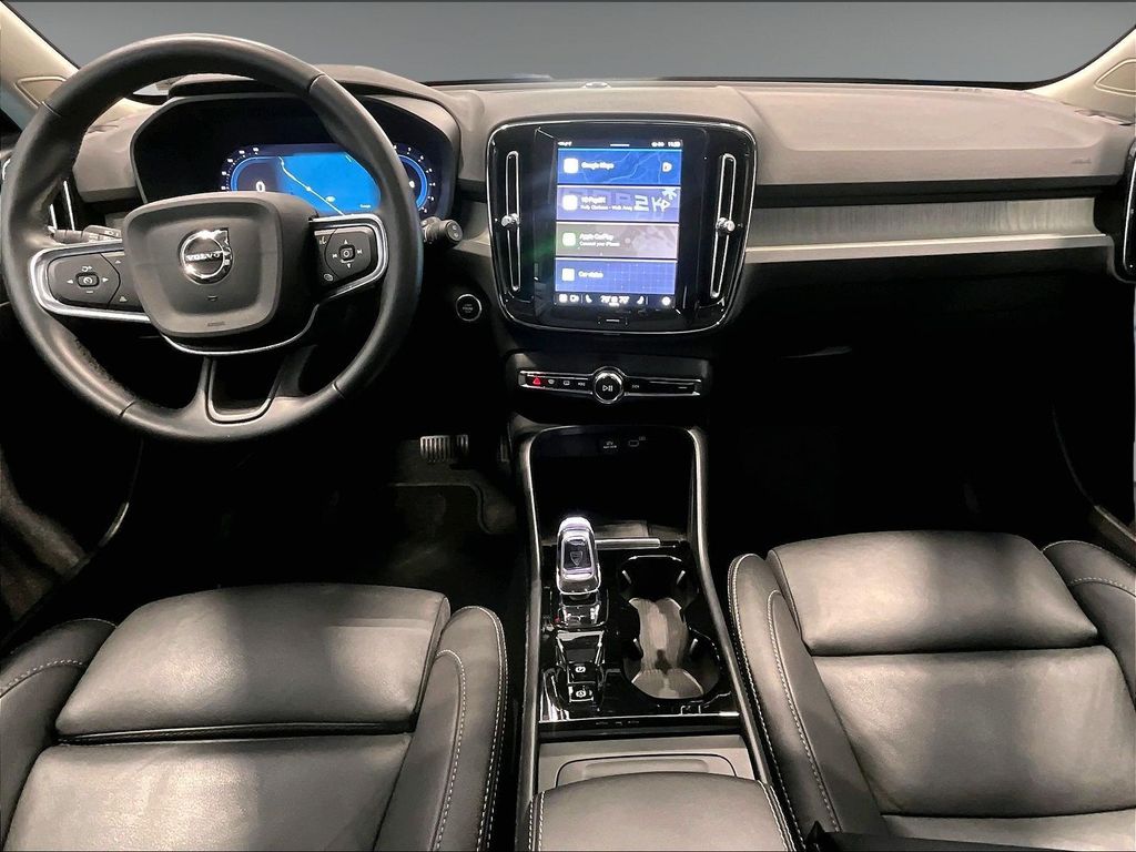 2025 Volvo XC40 — photo 16